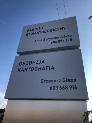 Pylon reklamowy dibond podświetlany Stomatologia Geodezja Glapa