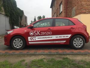 Oklejanie pojazdu samochód reklama folia ploterowa Nauka Jazdy OSK Zbyszko Ostrów